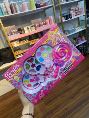 MAQUILLAJE GRANDE PARA NIÑA